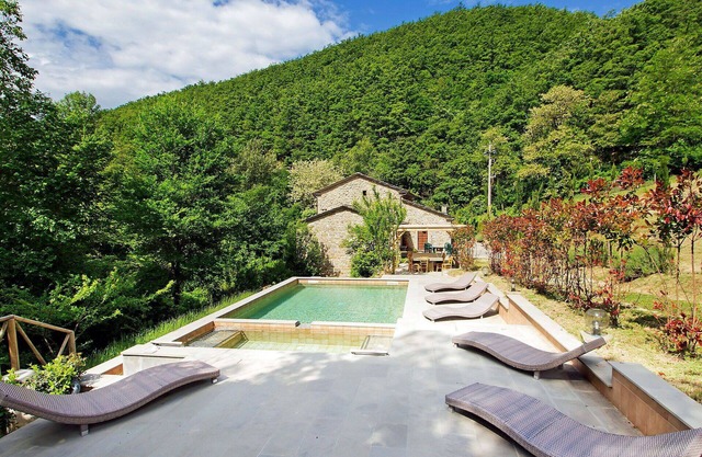 Wonderful private villa with WIFI, private pool, hot tub, TV, patio, pets allowed and parking