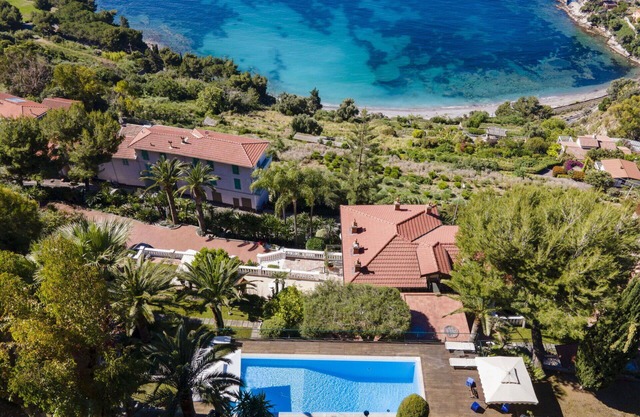 Wonderful private villa for 4 people with A/C, WIFI, pool, patio, panoramic view and parking