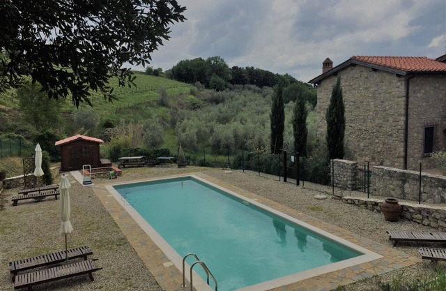 Wonderful private villa with WIFI, A/C, pool, TV, patio and panoramic view, close to Siena
