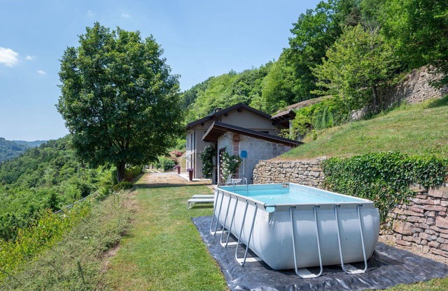 Wonderful private villa for 6 guests with WIFI, private pool, TV, patio, pets allowed and parking