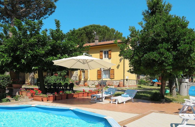 Wonderful private villa for 9 guests with WIFI, private pool, TV, patio, pets allowed and parking