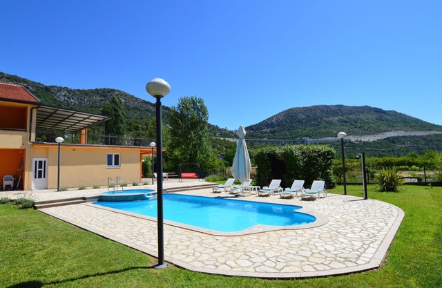 Wonderful private villa for 12 people with A/C, hot tub, private pool, WIFI, TV and terrace