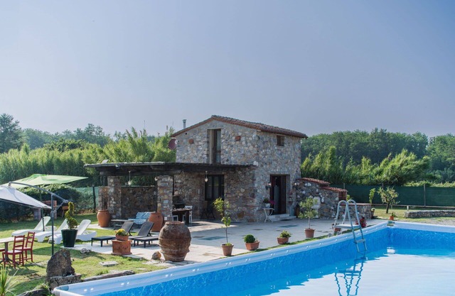 Wonderful private villa with WIFI, hot tub, private pool, A/C, TV, terrace, pets allowed and par.