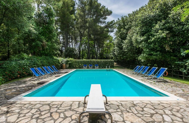 Wonderful private villa for 8 guests with WIFI, pool, pets allowed and parking
