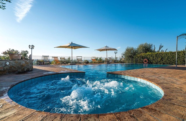 Wonderful private villa with hot tub, private pool, A/C, WIFI, TV, balcony, close to San Gimignano