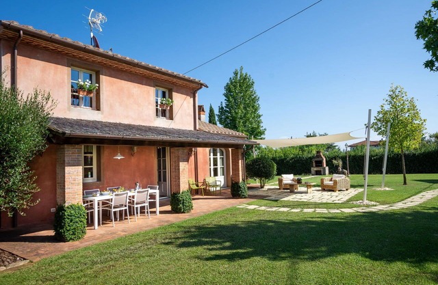Wonderful private villa for 6 guests with private pool, WIFI, A/C, TV and veranda, close to Lucca