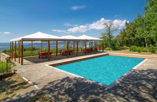 Wonderful private villa for 26 guests with WIFI, private pool, patio, pets allowed and parking