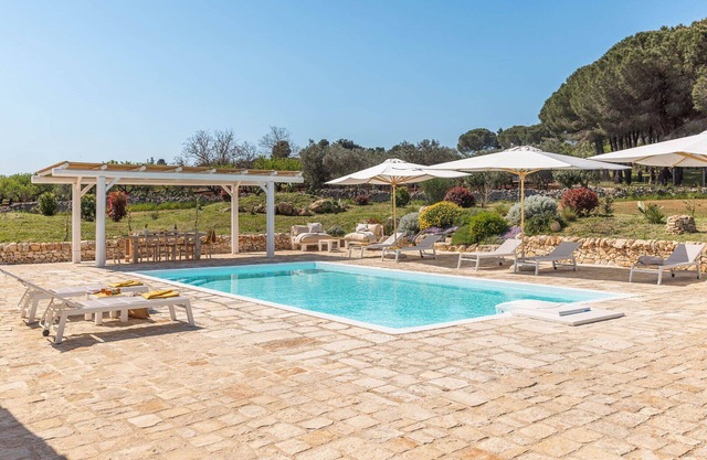 Wonderful private villa with WIFI, A/C, private pool, TV, patio and panoramic view, close to Ost.