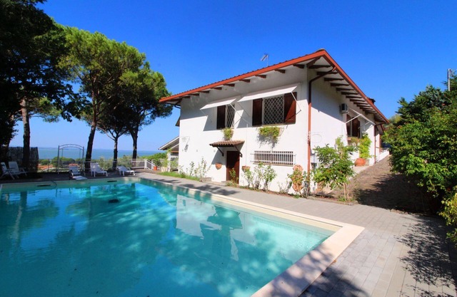 Wonderful private villa for 5 people with pool, WIFI, TV and pets allowed