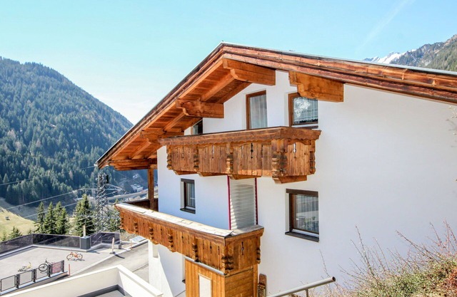 Wonderful private villa for 10 guests with WIFI, TV, patio, pets allowed and parking