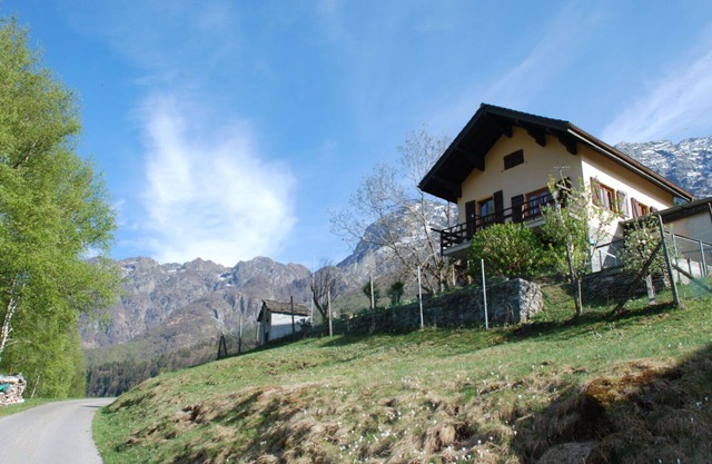 Wonderful private villa for 4 people with TV, patio, pets allowed and panoramic view