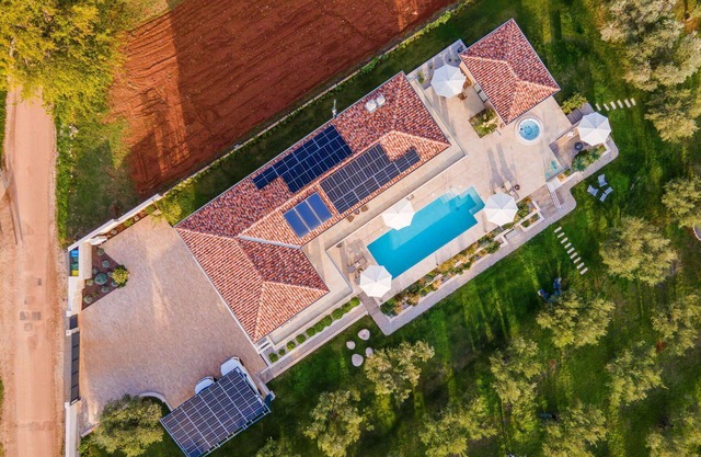 Wonderful private villa for 8 guests with A/C, WIFI, private pool, hot tub, TV, terrace and park.