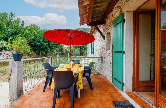 Wonderful private villa for 4 people with TV, terrace, pets allowed and panoramic view