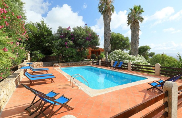 Wonderful private villa for 12 guests with A/C, WIFI, private pool, TV, patio and pets allowed