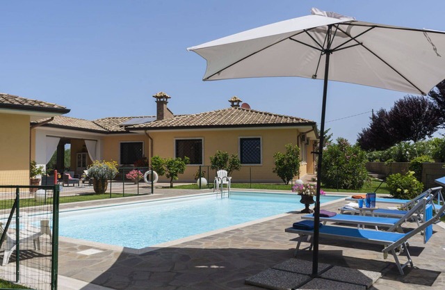 Wonderful private villa for 10 people with private pool, WIFI, A/C, patio and parking