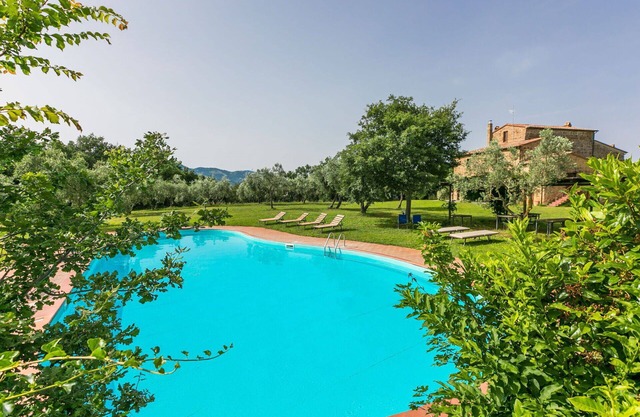 Wonderful private villa for 22 people with WIFI, private pool, patio, pets allowed and parking
