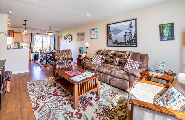 Wonderful retreat near hiking & beach with gas grill, large deck, & WiFi