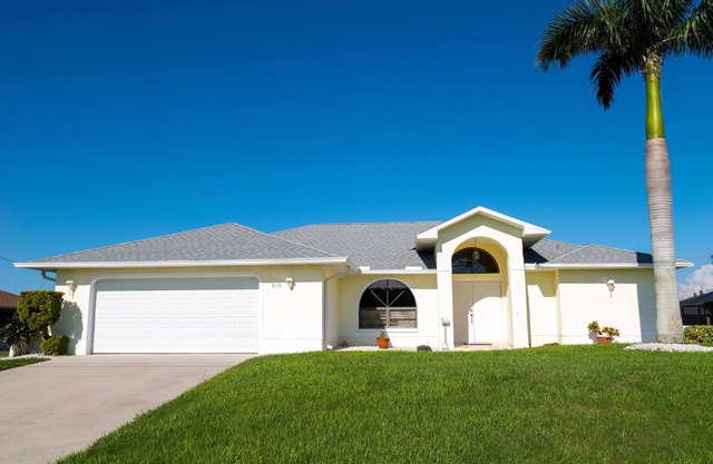 Wonderful view, located on a wide Canal, large Pool and Lanai, great Location