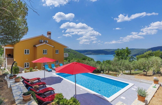Wonderful villa for 12 people with private pool, A/C, WIFI, TV, terrace, pets allowed and parking