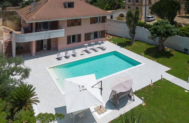 Wonderful villa for 8 people with A/C, hot tub, WIFI, private pool, TV and terrace