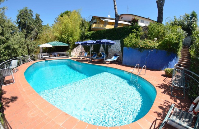 Wonderful villa with private pool, A/C, WIFI, TV, veranda and pets allowed, close to Viareggio