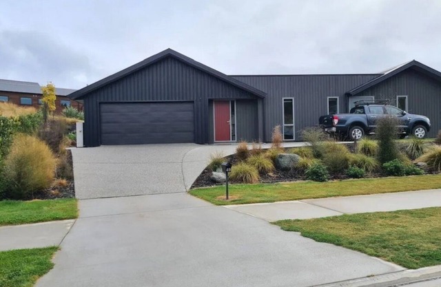 Wonderful Wanaka, Mountain views and Alpine Spa.