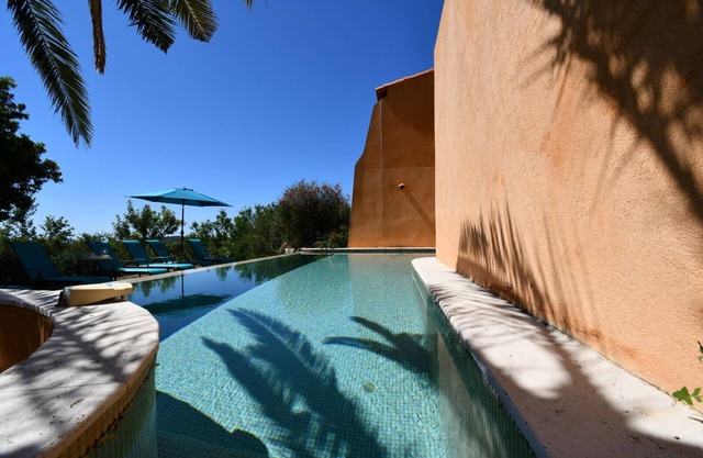 WONDERFULL 4 **** VILLA WITH OVERFLOW POOL AND SEA VIEW between heaven and earth