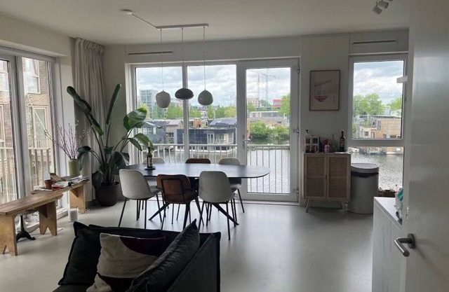 Woning in Amsterdam aan het Water met 10 Minuten Lopen Naar het Centrum