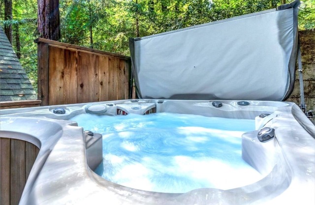Wood Chalet:Peaceful, Modern Vibe! Contemporary Cabin in Redwoods! HtTb/WiFi