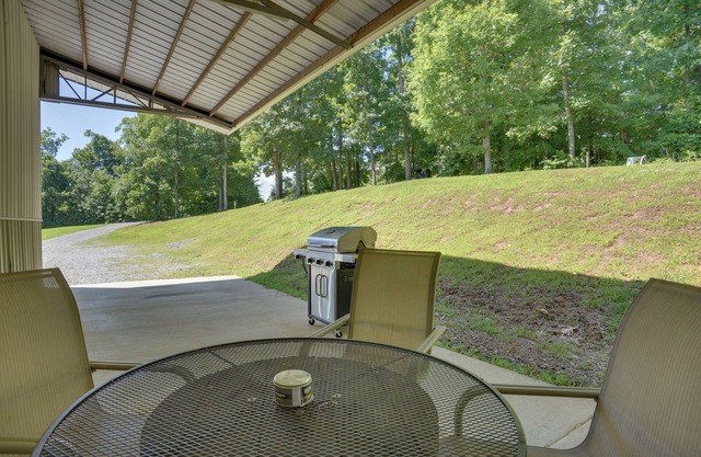 Wooded Gilbertsville Hideaway on Kentucky Lake!