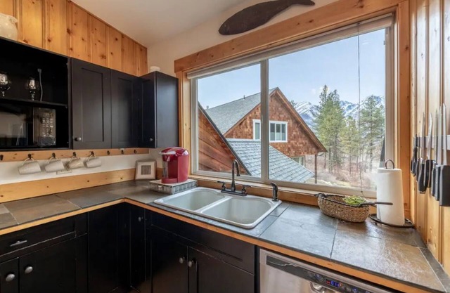 Wooded Retreat Guesthouse on 5 AC yet within 3min of downtown Leavenworth!