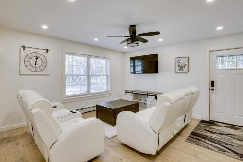 Wooded Retreat with Pet-Friendly Yard in Standish