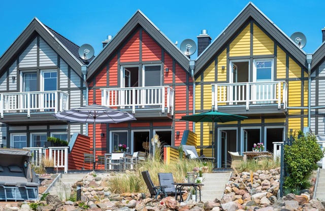 Wooden holiday home "Bootshaus" with sauna, bathing jetty and south-facing terrace with Baltic Sea view