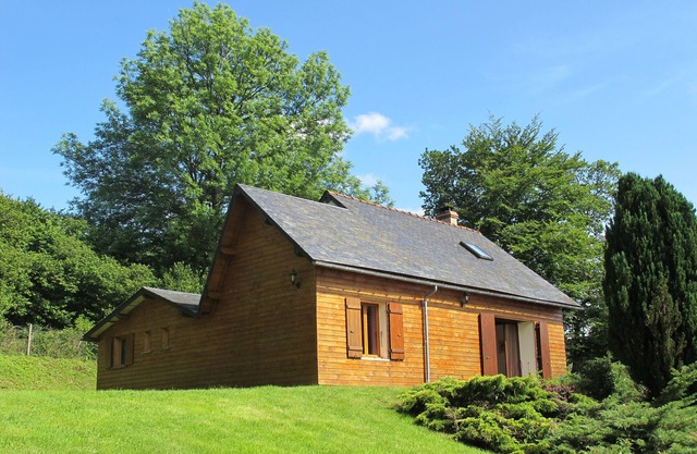 Wooden house with bird sounds on quiet property with free fishing