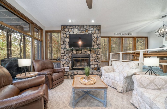 Woodland Escape 🌲 Lake Ouachita Gem | Mtn Harbor | Sleeps 10 | Insta-Worthy!
