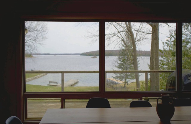 Woodland Hideaway! Relaxing Waterfront View. Sleeps 10