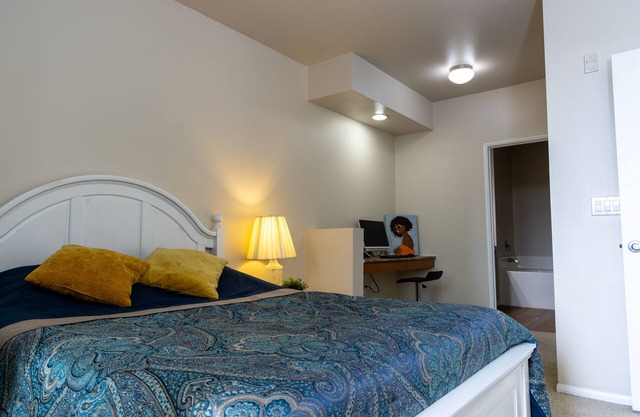 Woodland Hills 2 Bedroom City Views Close to Los Angeles