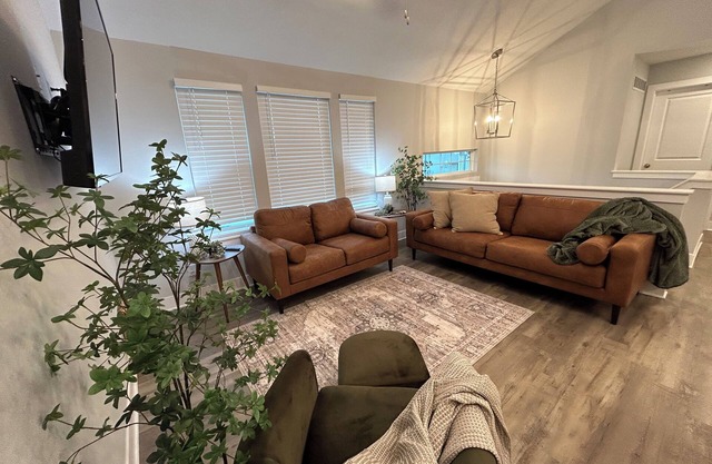 Woodland KC Retreat on Culdesac sleeps 10