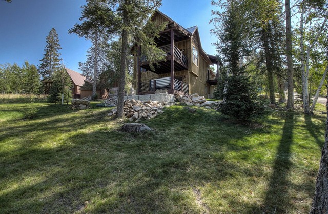 Woodland lodge 1/4 mile from Terry Peak with private hot tub, firepit, fireplace