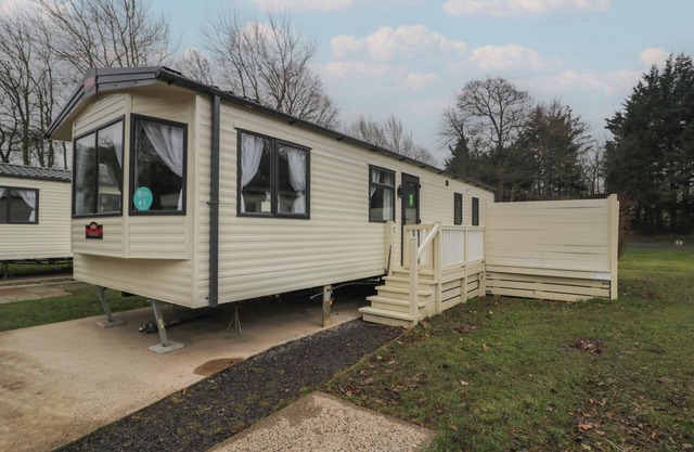 WOODLANDS GOLD (WO 41), family friendly, with hot tub in Ruthin