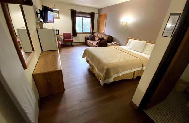 Woodlands Inn & Suites