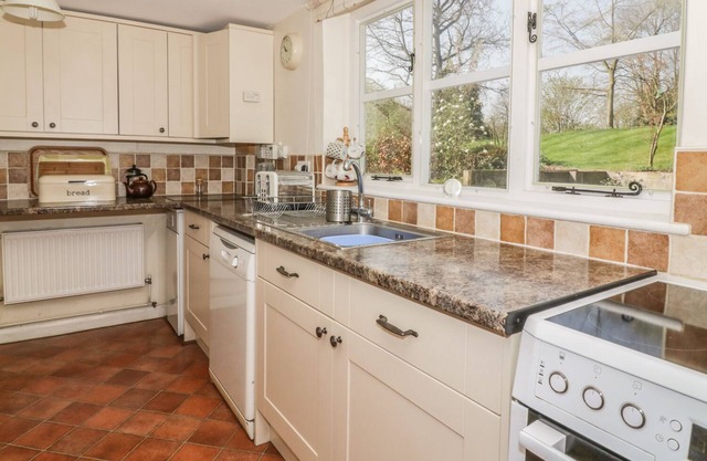 WOODLANDS, pet friendly, character holiday cottage in Hoxne