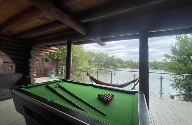 Woodpecker two storey log cabin with a pizza oven,bbq,hot tub, pool table, fishing peg@tattershall