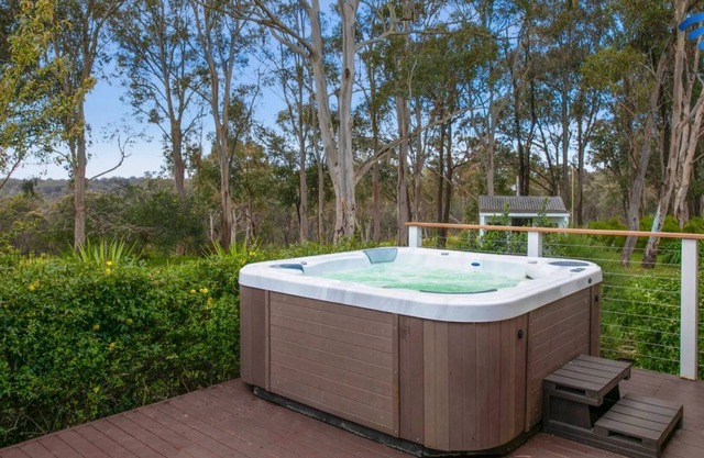 Woodridge – comfortable and Spacious 4-bedroom cottage with stunning rural views