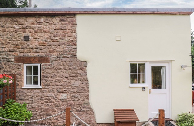 WOODS EDGE, romantic, with a garden in Mitcheldean
