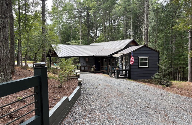 WOODSIDE COTTAGE, a charming cabin in a gated community Blue Ridge Mtns of N.GA.
