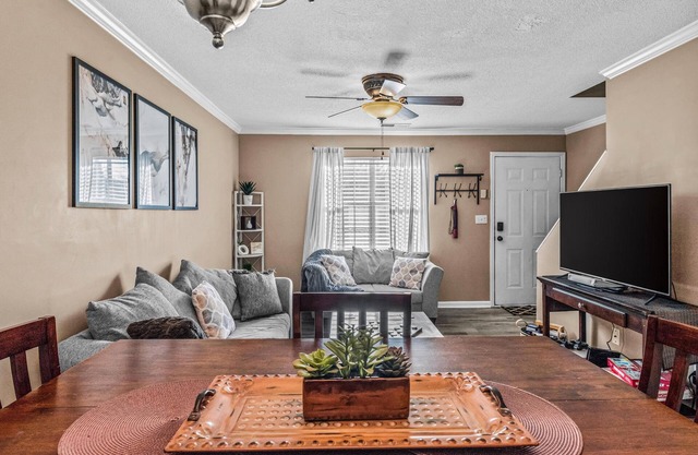 Woodstone Retreat right next to UGA golf course!