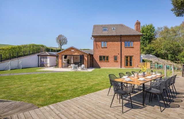 Woodtops - Five Bedroom House, Sleeps 10