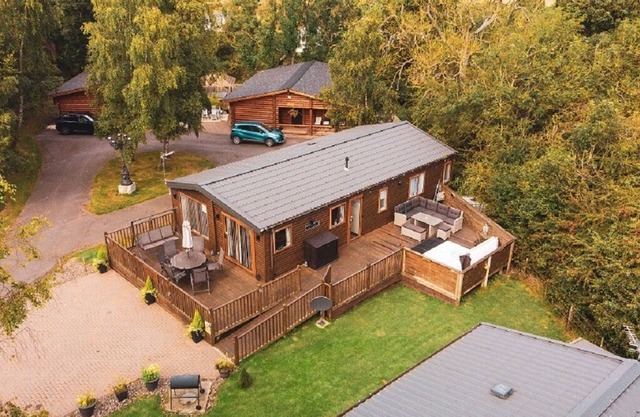 Woodys Lodge, 3 bedroom premier property on Felmoor Park, Hot tub, dog friendly.