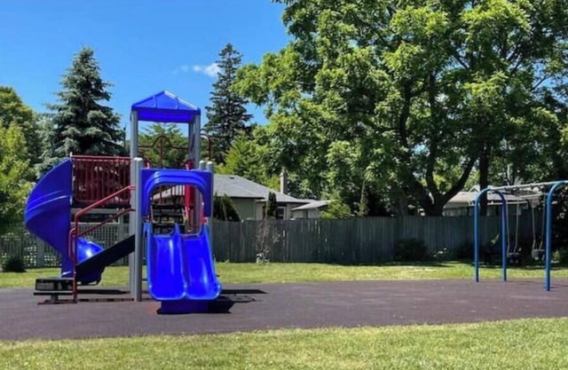 Work-friendly bed/sit with private deck